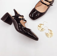 Zapatos estlo Maryjane tacon cuadrado negro.