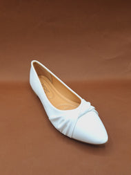 Ballerinas blancas con relieve.