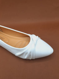 Ballerinas blancas con relieve.
