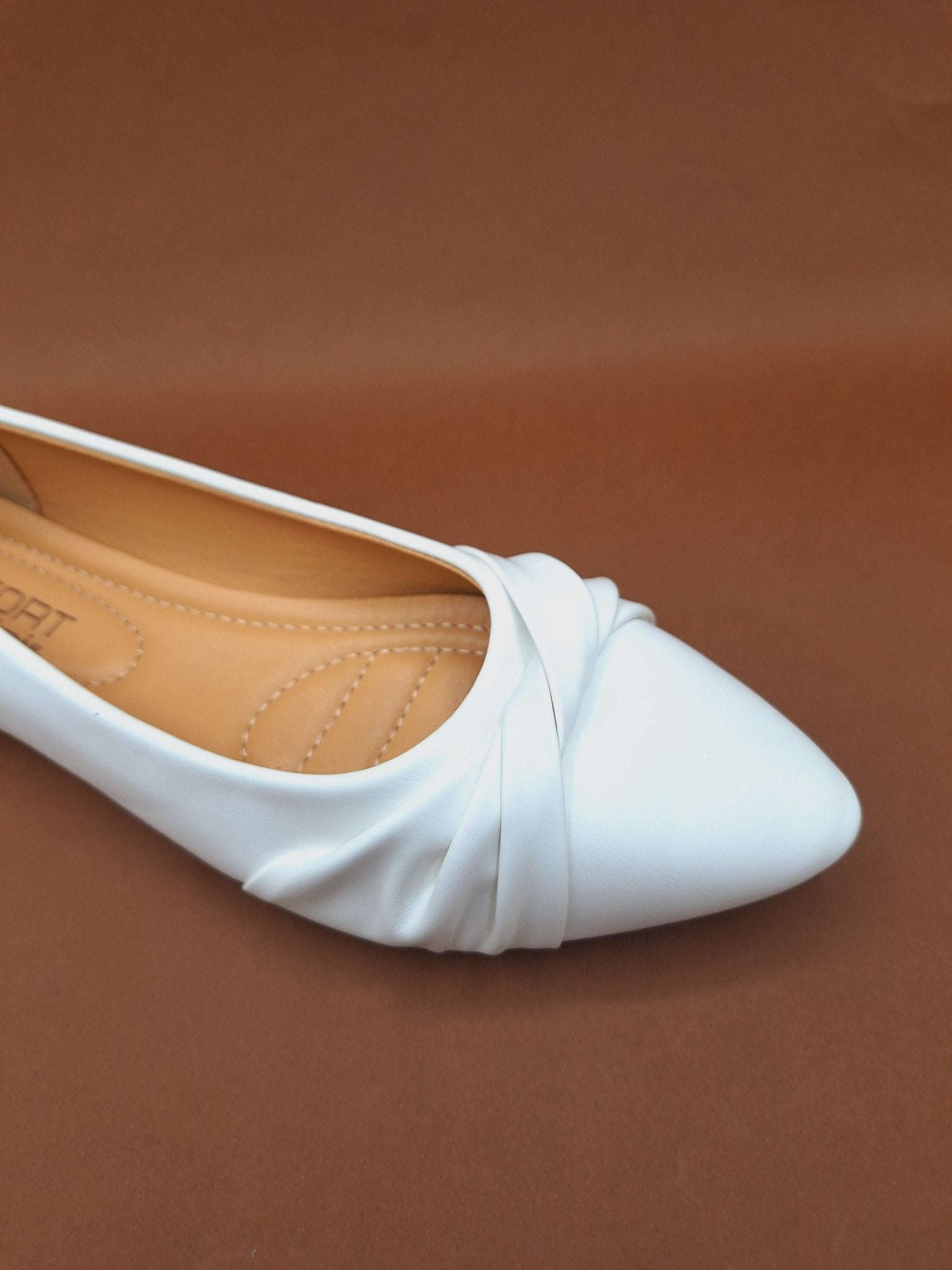 Ballerinas blancas con relieve.