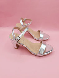 Zapatillas Plateadas de tacon abierto.