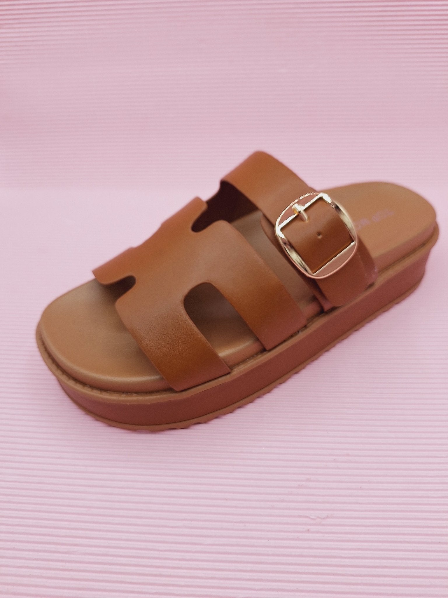 Sandalias  color Tan de suela corrida.