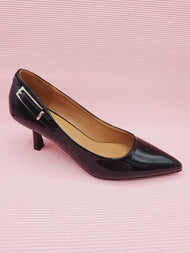 Zapatos de tacon color negro.