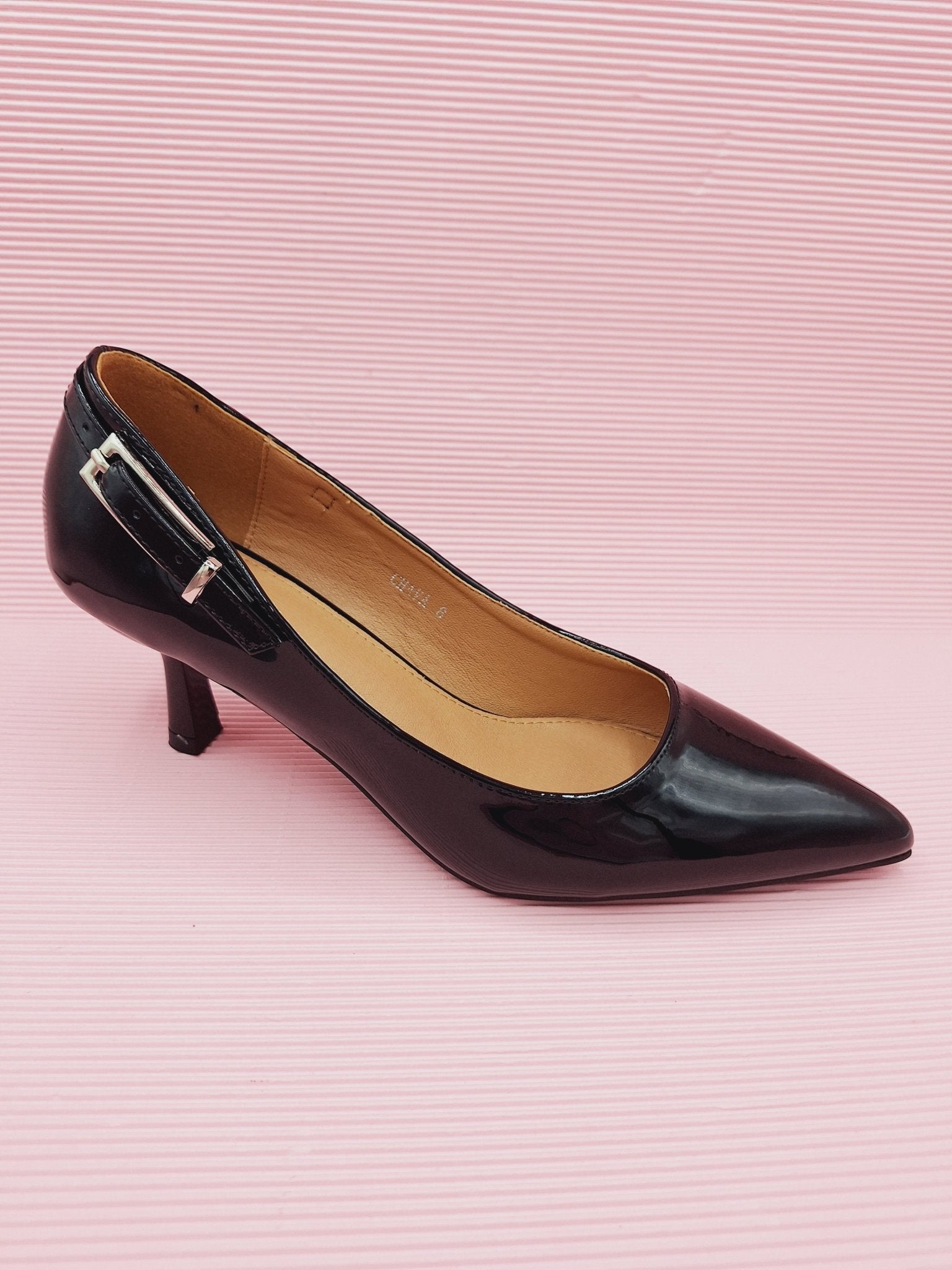 Zapatos de tacon color negro.