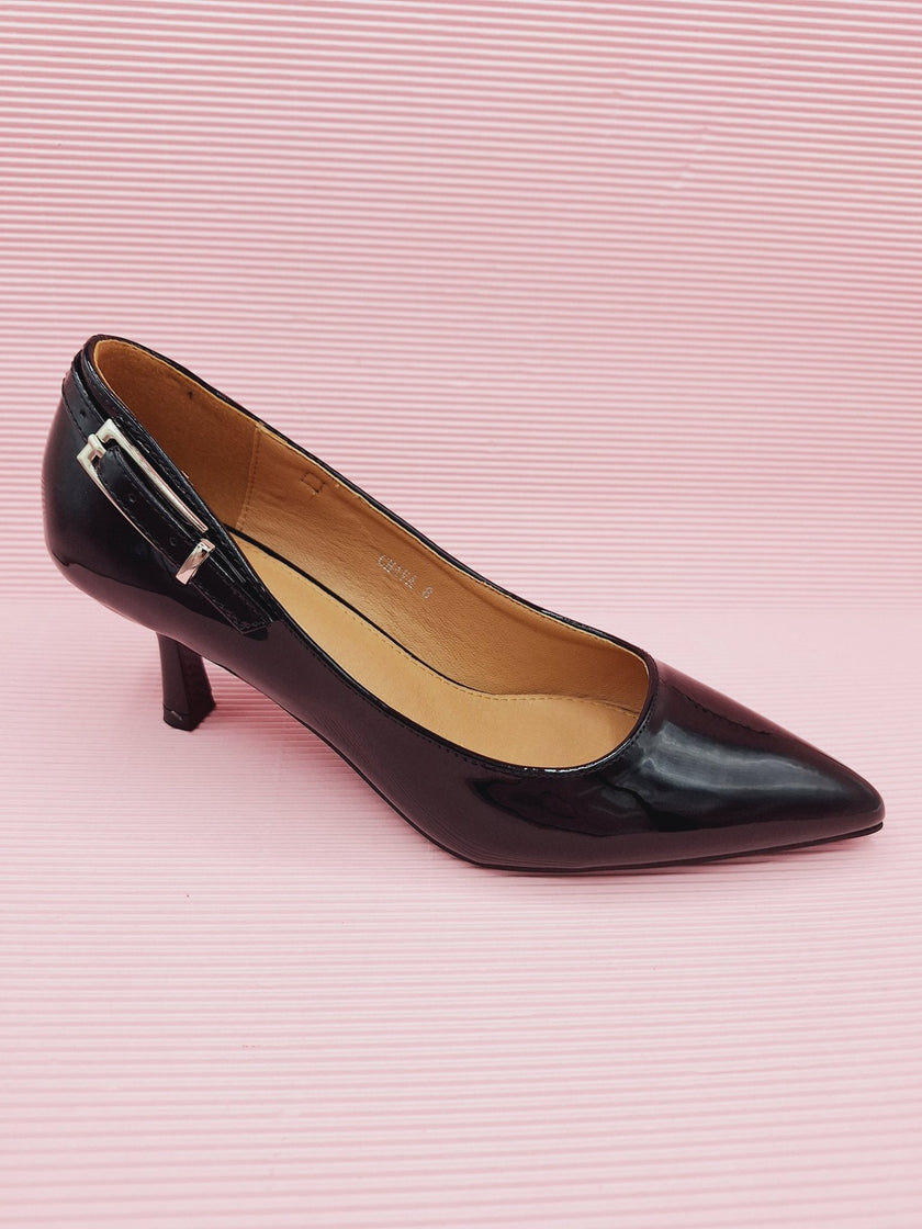 Zapatos de tacon color negro.