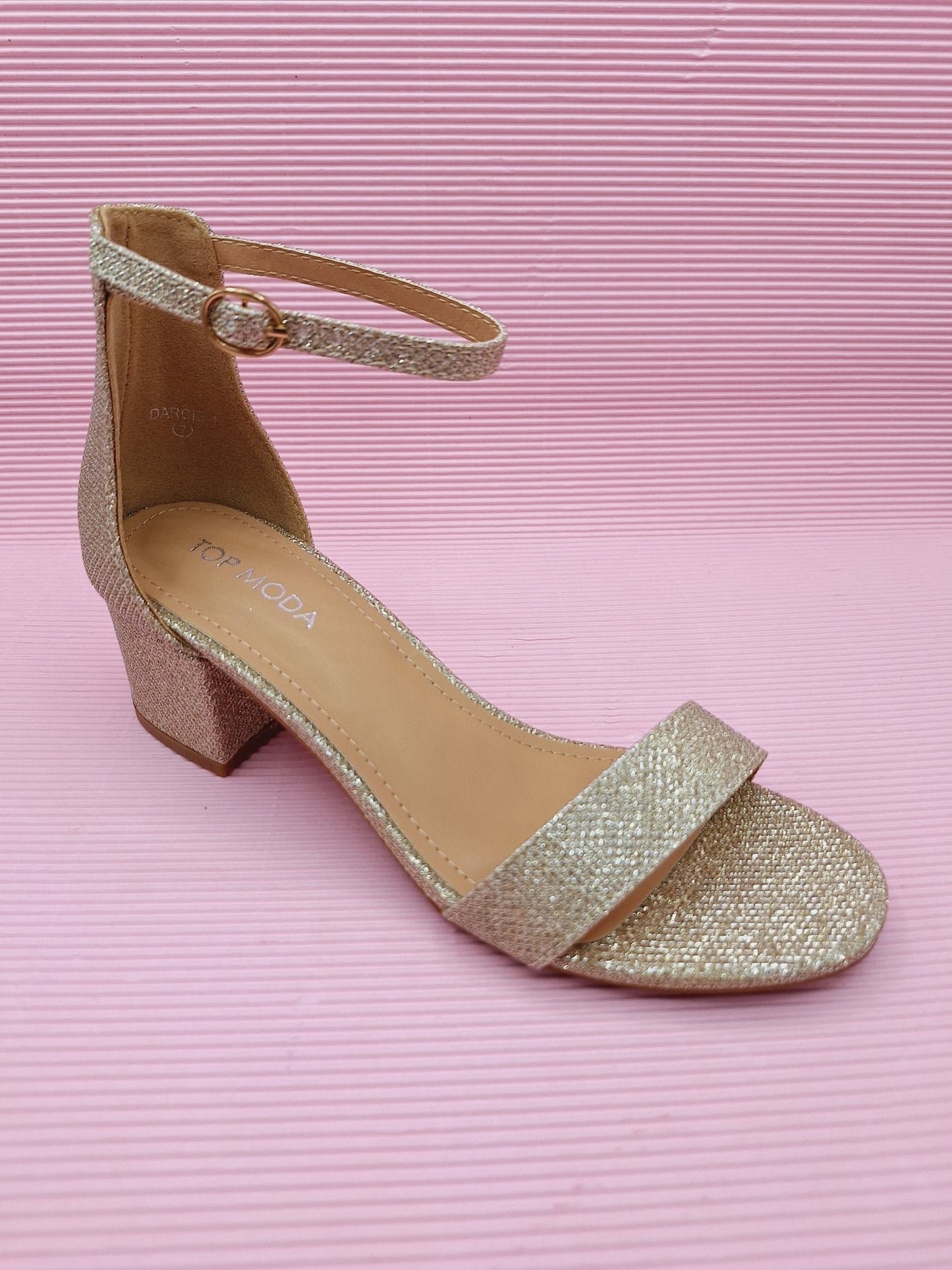 Zapatillas de tacon semiabiertas color champagne. - Magicas Princesas RD