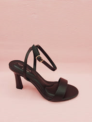 Zapatillas abiertas negras.