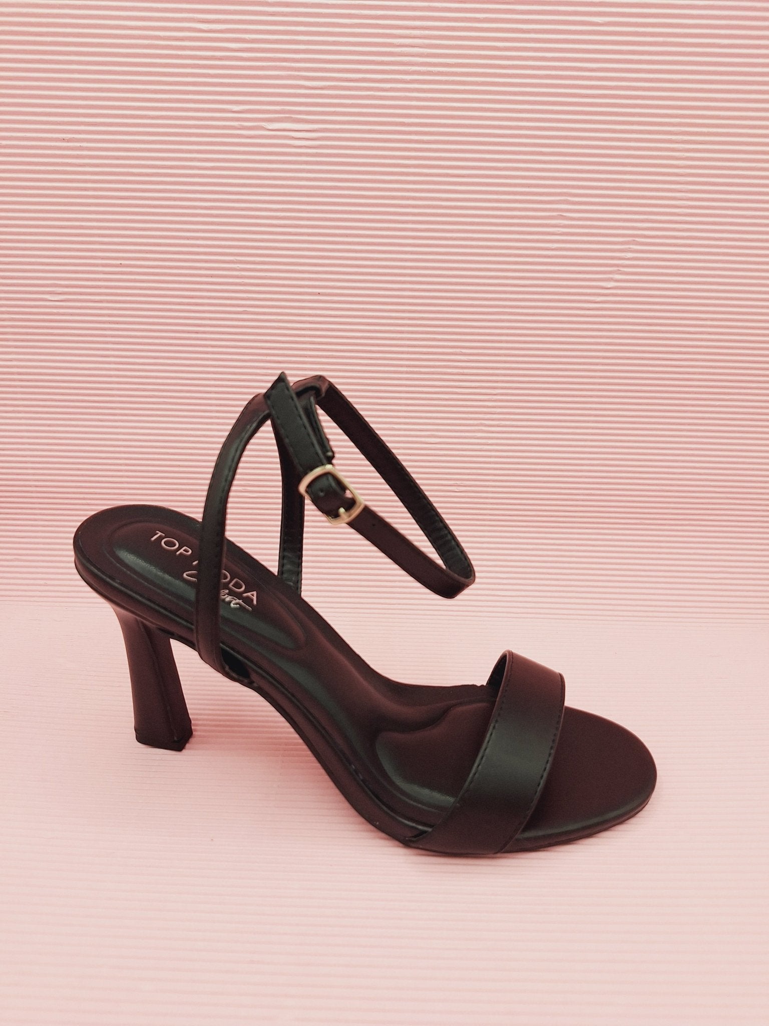 Zapatillas abiertas negras.