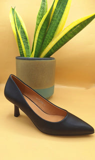Zapatos de tacon negro.