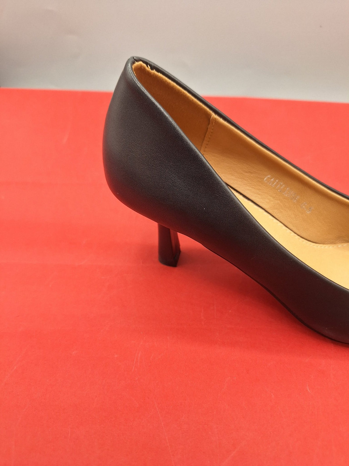 Zapatos de tacon negro.
