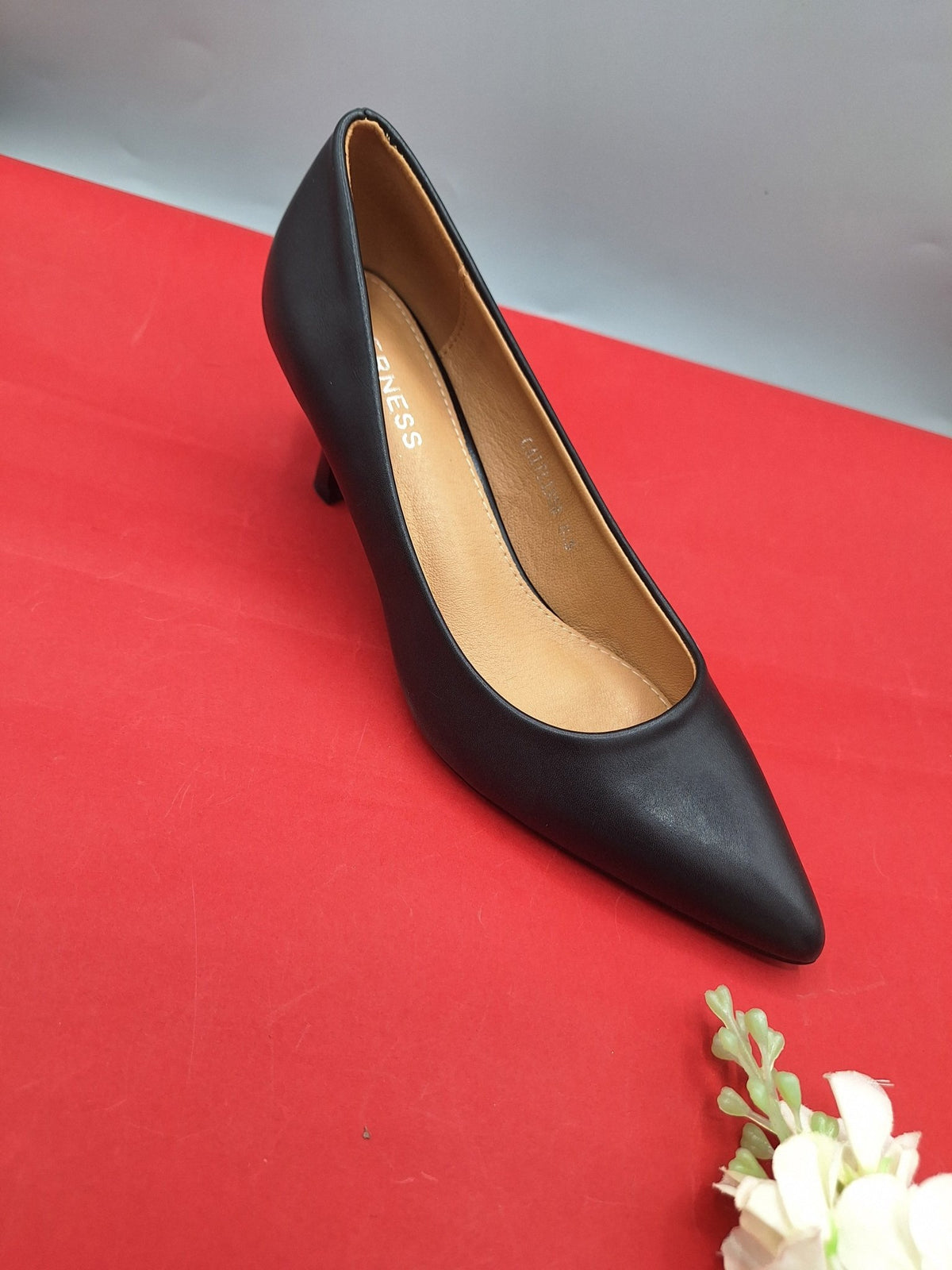 Zapatos de tacon negro. - Magicas Princesas RD