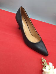 Zapatos de tacon negro.