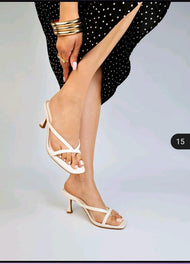 Zapatillas blancas.
