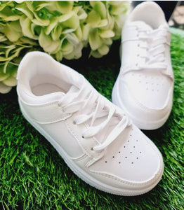 Tenis blancos.