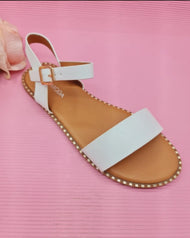 Sandalias blancas.